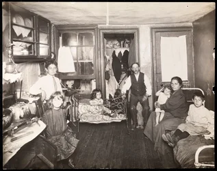 Familia en una habitación en una casa de vecindad, c.1910